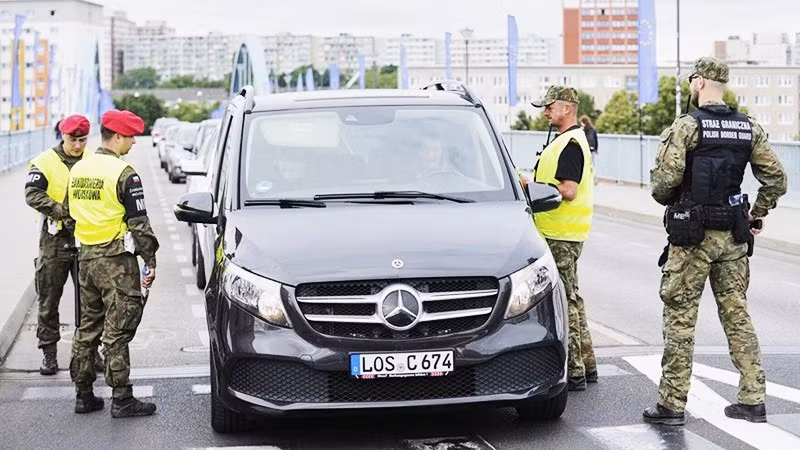 Cảnh sát Ba Lan kiểm tra phương tiện tại biên giới với Đức. Ảnh: AP