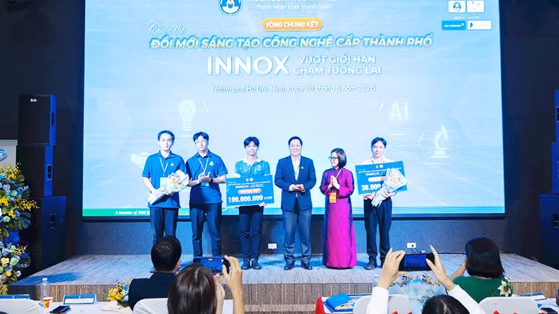 Nhóm đoạt Giải đặc biệt và Giải nhất tại cuộc thi năm nay. Ảnh: THẢO TRƯƠNG