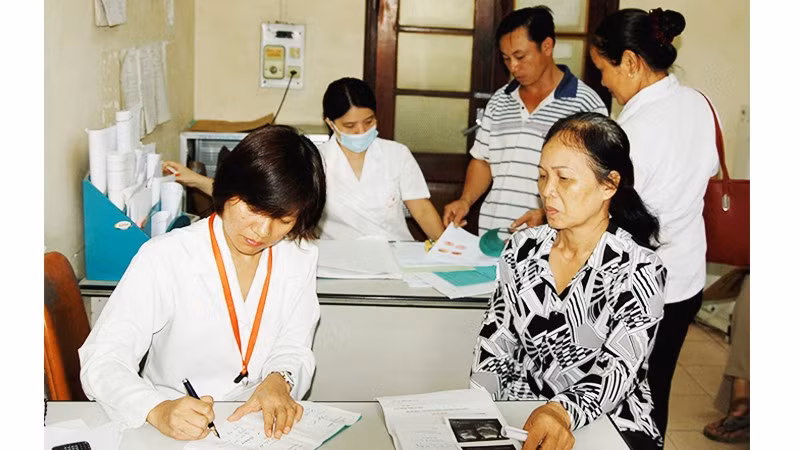 Việc kéo dài thời hạn giấy chuyển viện sẽ bảo đảm người bệnh BHYT được điều trị liên tục. Ảnh: NAM HẢI