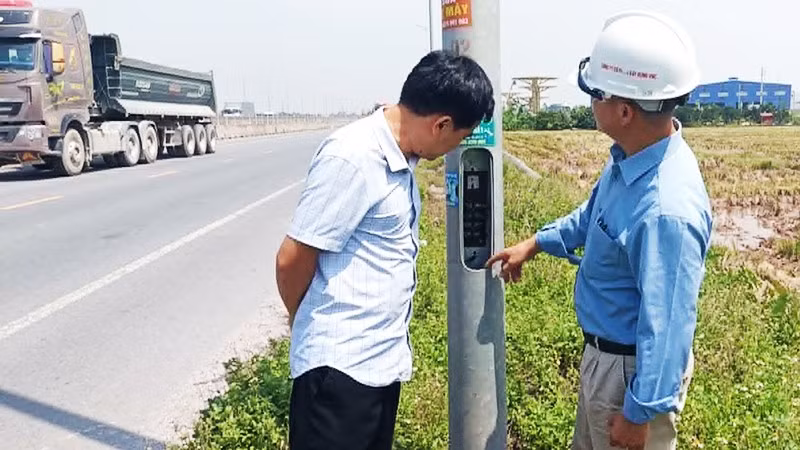 Hàng loạt thiết bị điện chiếu sáng trên tuyến đường nối hai tuyến cao tốc qua tỉnh Hưng Yên bị lấy cắp, gây thiệt hại hơn 12 tỷ đồng.
