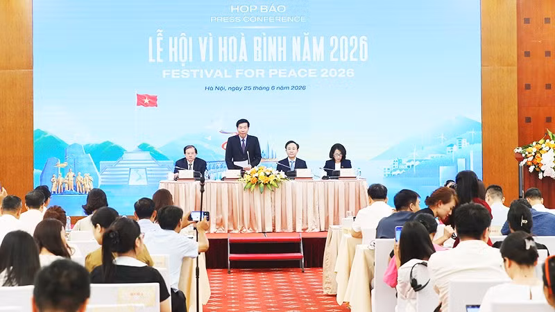 Toàn cảnh buổi họp báo. Ảnh: TRẦN HUẤN