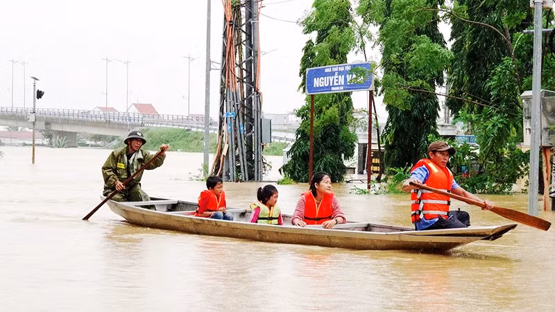 Lực lượng chức năng xã Đại Lộc (Đà Nẵng) di dời vùng trũng thấp đến nơi tránh trú an toàn.