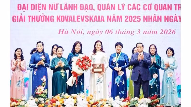 Thủ tướng Chính phủ trao Giải thưởng Kovalevskaia năm 2025 cho Tập thể các nhà khoa học nữ thuộc Khoa Kỹ thuật thực phẩm, Trường Hóa và Khoa học sự sống, Đại học Bách khoa Hà Nội.