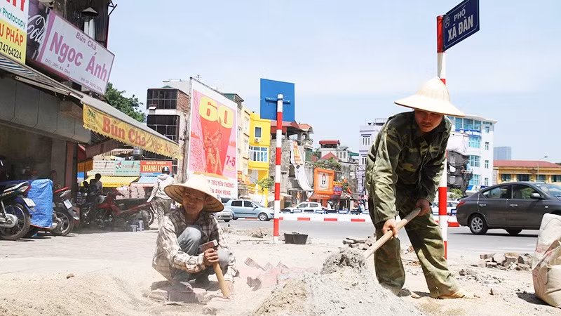 Mưu sinh ngoài trời nắng nóng đổ lửa. Ảnh: KHIẾU MINH