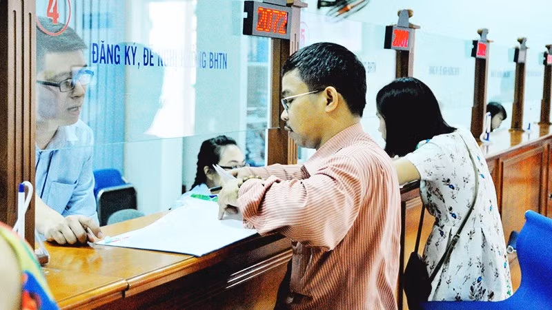 Người lao động làm thủ tục nhận bảo hiểm thất nghiệp tại trung tâm giới thiệu việc làm Hà Nội. (Ảnh: NAM NGUYỄN)