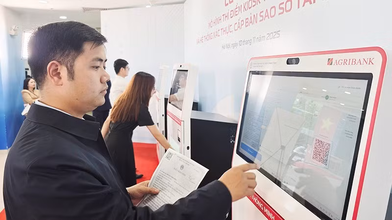 Ki-ốt thông minh giúp cho người dân thuận lợi khi làm các thủ tục hành chính. Ảnh: NAM NGUYỄN