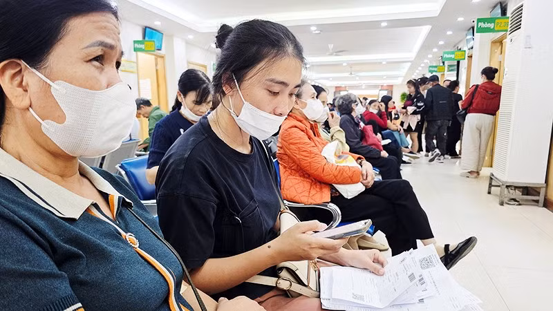 Quét mã QR để xem kết quả khám, chữa bệnh tại Bệnh viện T.Ư Quân đội 108. Ảnh: NAM NGUYỄN