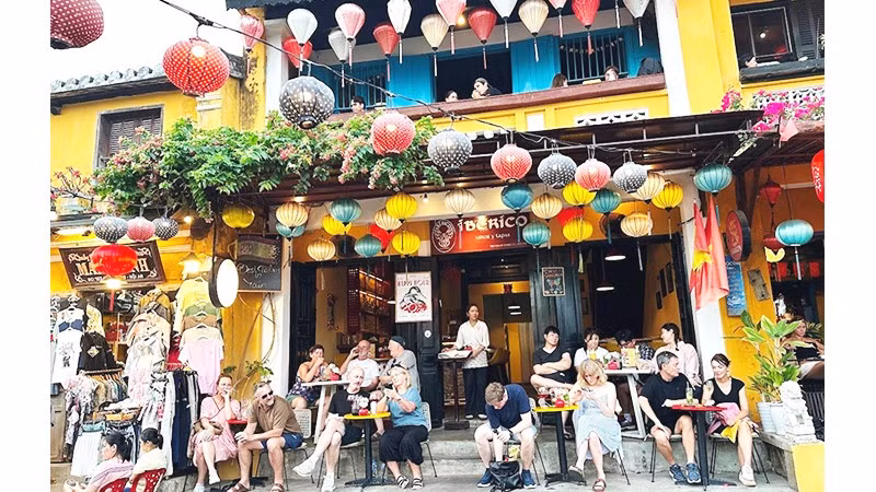 Hội An thu hút khách du lịch nhờ vẻ đẹp cổ kính của phố phường với sự giao thoa kiến trúc độc đáo.