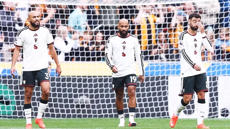Man United phơi áo một cách bạc nhược ngay trận ra quân mùa giải mới.