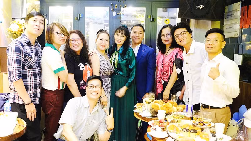 Nhóm bạn văn chương “Sài Gòn nghĩa tình”.