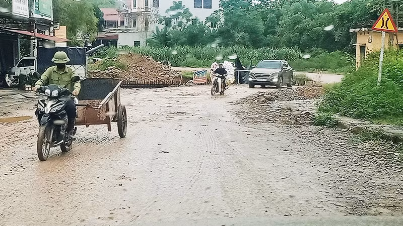 Dự án nâng cấp 3 km đường 269B đoạn qua trung tâm xã Tân Thành chậm triển khai, gây khó khăn cho việc đi lại, lưu thông.