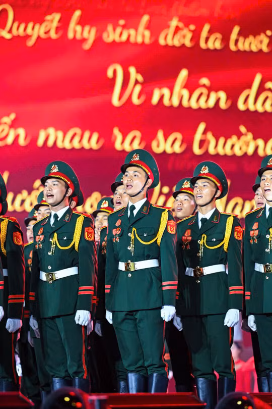 Xem lại khoảnh khắc 50.000 người cùng hát Quốc ca tại Tổ quốc trong tim mùa 1