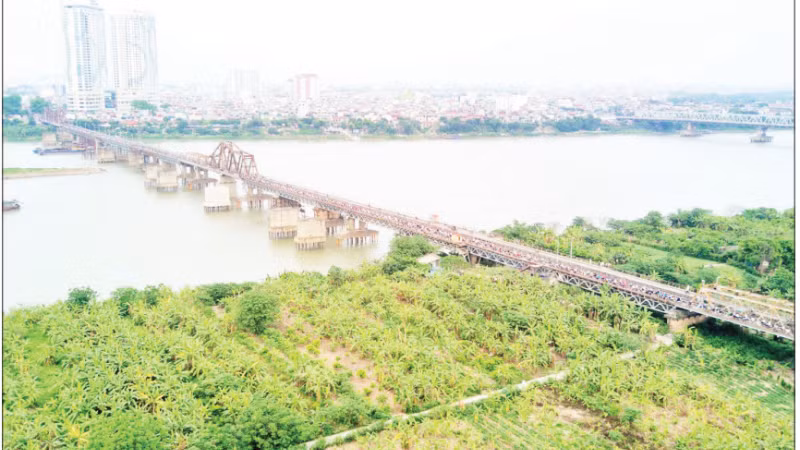 Sông Hồng chảy qua thành phố Hà Nội. (Ảnh: THẾ ĐẠI)