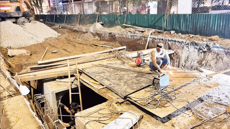 Các nhà thầu xuyên đêm thi công các công trình chống ngập tại Hà Nội.