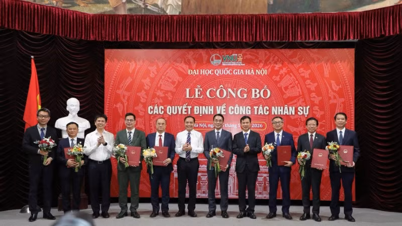 Giám đốc Đại học Quốc gia Hà Nội Bùi Thế Duy trao các quyết định bổ nhiệm, điều động và bổ nhiệm cho các nhân sự lãnh đạo, quản lý của các đơn vị thành viên. 