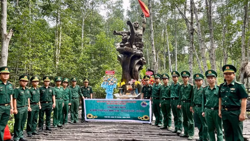 Tuổi trẻ Bộ đội Biên phòng hành trình về nguồn tại chiến khu Rừng Sác.