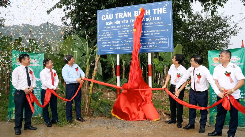 Lãnh đạo Ủy ban Mặt trận Tổ quốc Việt Nam tỉnh Tuyên Quang, lãnh đạo xã Kim Bình và lãnh đạo Công ty Cổ phần Nhựa Tiền Phong kéo băng khánh thành cầu Bình Thể.