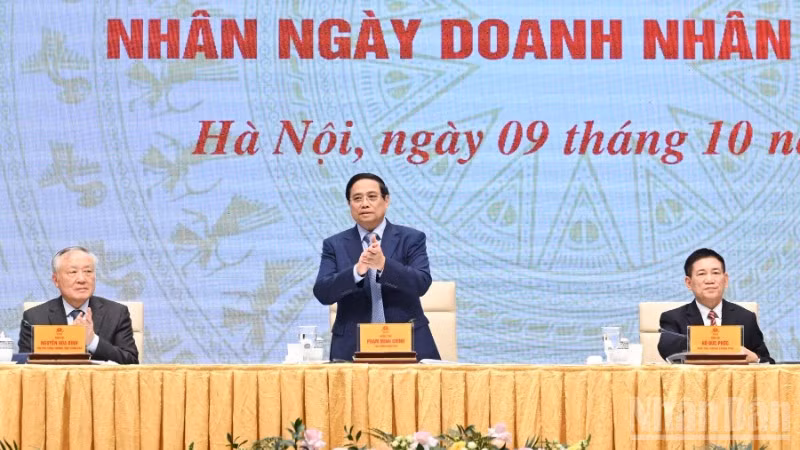 Thủ tướng Chính phủ Phạm Minh Chính chủ trì Hội nghị gặp mặt đại diện doanh nghiệp nhân Ngày Doanh nhân Việt Nam. (Ảnh: TRẦN HẢI)