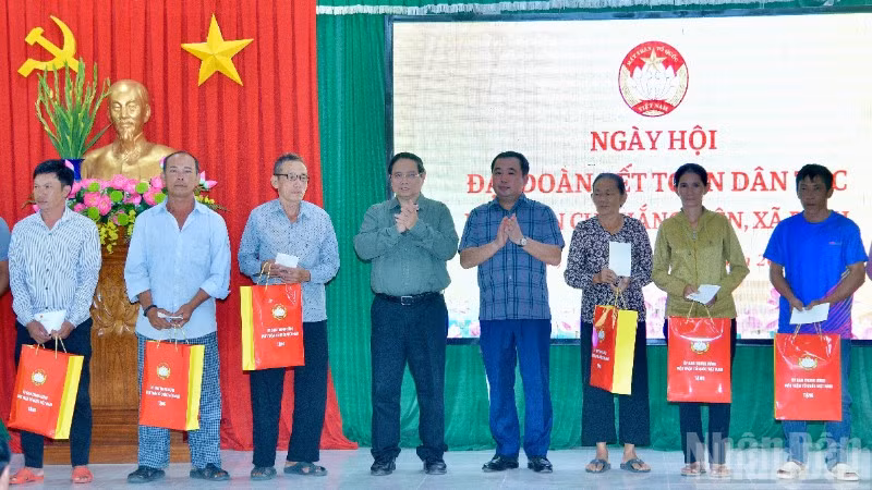 Thủ tướng Phạm Minh Chính tặng quà các hộ dân ở khu dân cư Thắng Kiên, xã Đề Gi, nhân Ngày hội Đại đoàn kết toàn dân tộc. (Ảnh: THANH GIANG)