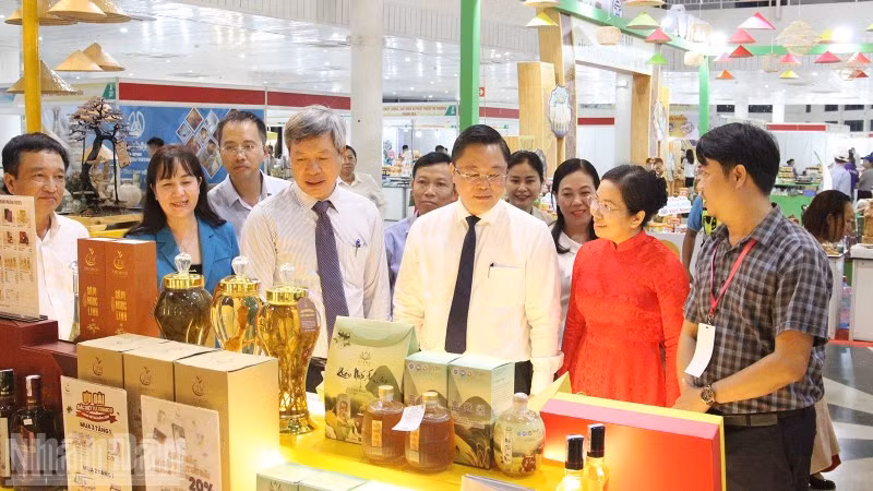 Lãnh đạo thành phố tham quan sản phẩm hàng Việt tại Hội chợ hàng Việt Đà Nẵng 2026.