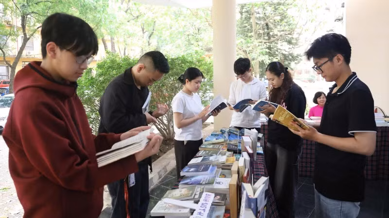 Đông đảo độc giả tham dự triển lãm sách.