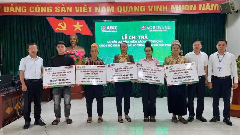 ABIC Chi nhánh Sơn La tổ chức chi trả quyền lợi bảo hiểm Bảo an tín dụng cho 5 gia đình khách hàng không may gặp rủi ro về sức khỏe và tính mạng.