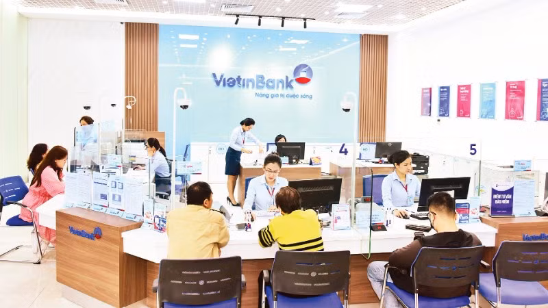 Khách hàng giao dịch tại VietinBank.