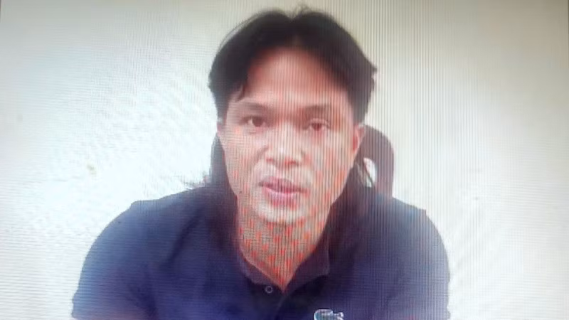 Đối tượng Nguyễn Quang Tuyên làm việc bước đầu tại cơ quan điều tra Công an tỉnh Cà Mau. (Ảnh: Công an Cà Mau cung cấp)