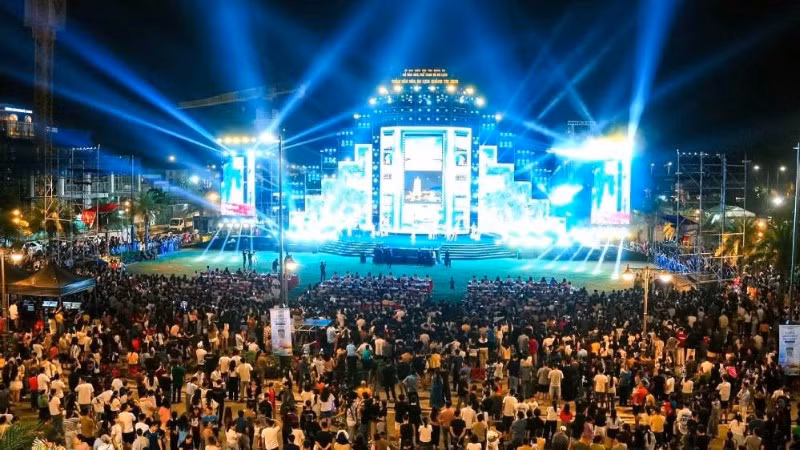 Đông đảo người dân và du khách tham gia đêm khai mạc Tuần “Văn hóa-Du lịch Quảng Trị 2026”.