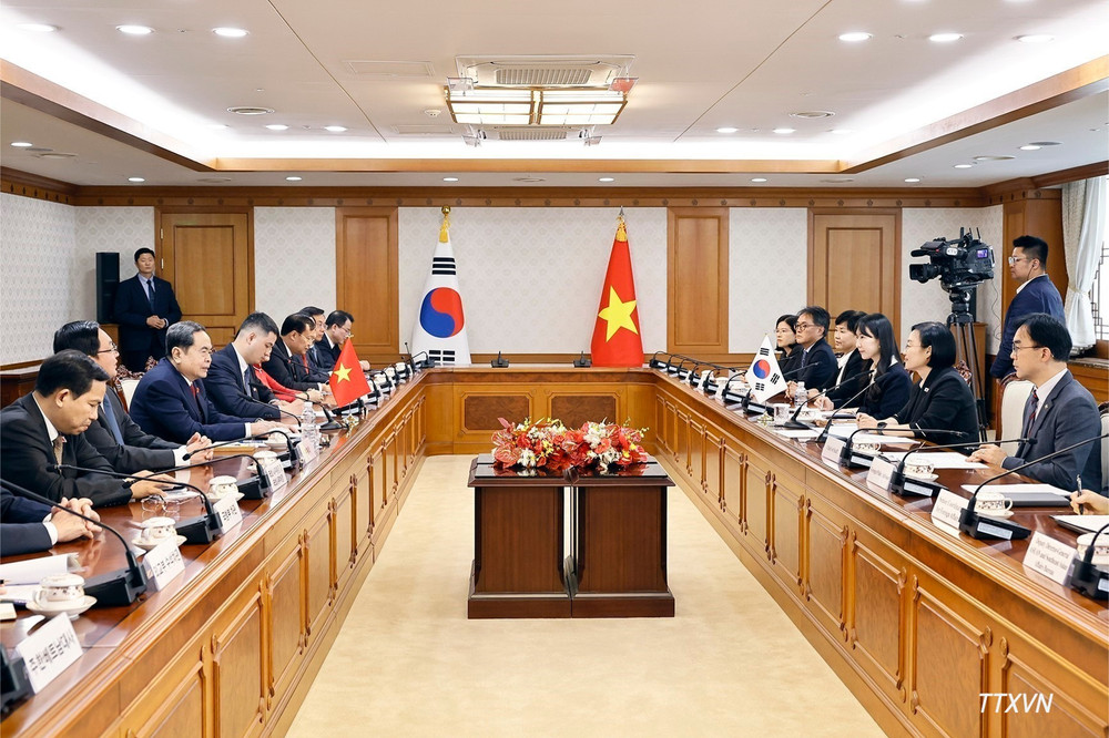 Chủ tịch Quốc hội Trần Thanh Mẫn hội kiến Thủ tướng H&agrave;n Quốc Han Seong Sook.