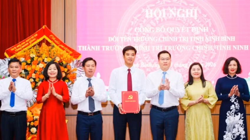 Đồng chí Trần Đăng Quỳnh, Ủy viên dự khuyết Trung ương Đảng, Phó Bí thư Thường trực Tỉnh ủy trao Quyết định cho nhà trường.