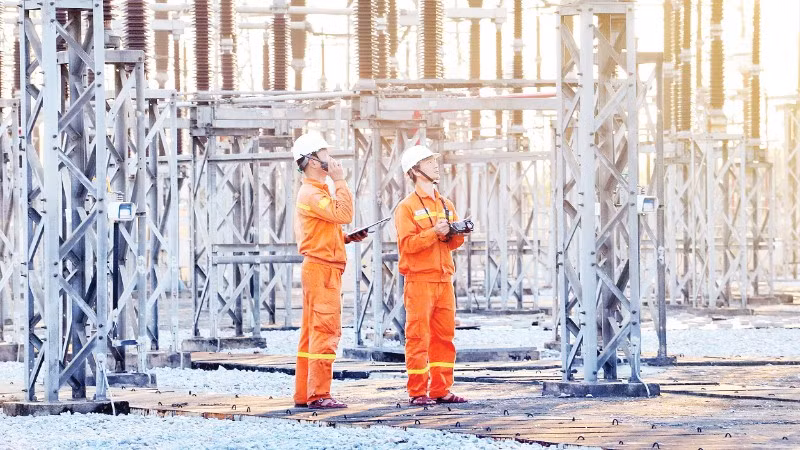 Cán bộ trực thực hiện kiểm tra soi phát nhiệt tại Trạm biến áp 500kV Thường Tín, Hà Nội.