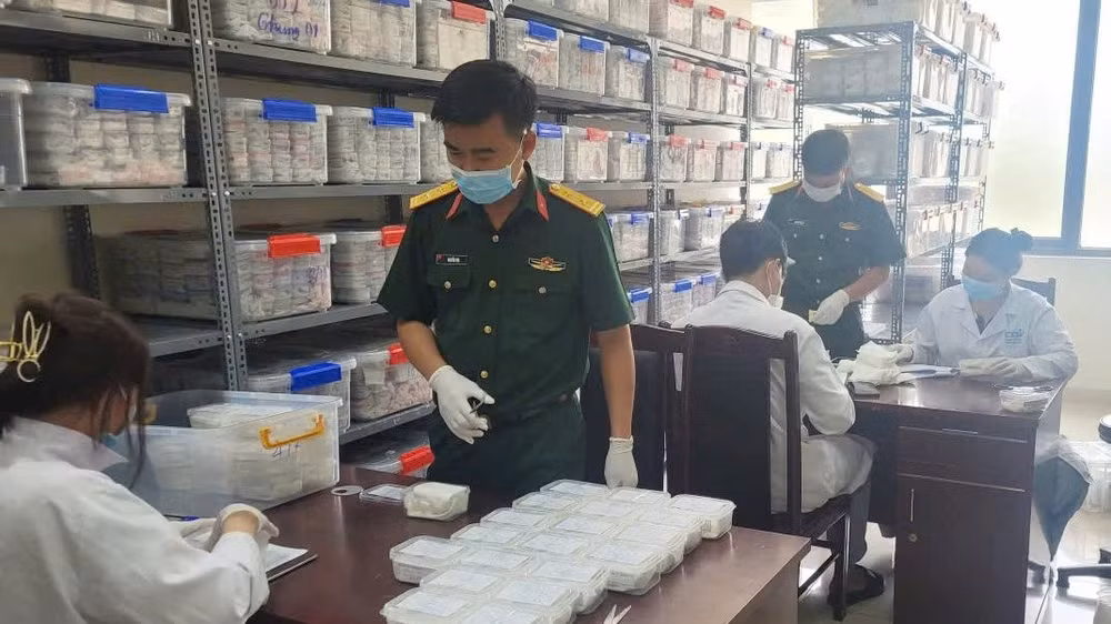 Đoàn công tác Bộ Chỉ huy quân sự thành phố Huế bàn giao mẫu hài cốt liệt sĩ cho Viện Hàn lâm Khoa học và Công nghệ Việt Nam. (Ảnh: LÊ SÁU)