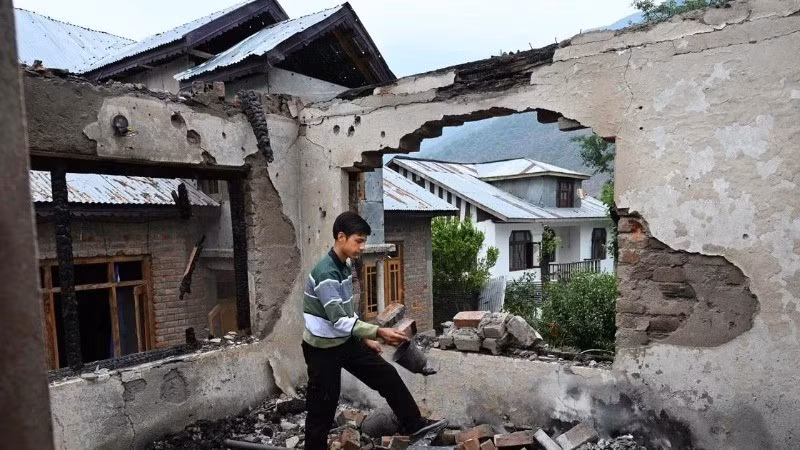 Ngôi nhà bị phá hủy trong cuộc giao tranh giữa quân đội Ấn Độ và Pakistan tại Salamabad, gần Đường kiểm soát (LoC), cách thành phố Srinagar, thủ phủ mùa hè của khu vực Kashmir do Ấn Độ kiểm soát, khoảng 110km về phía bắc. (Ảnh: THX/TTXVN)