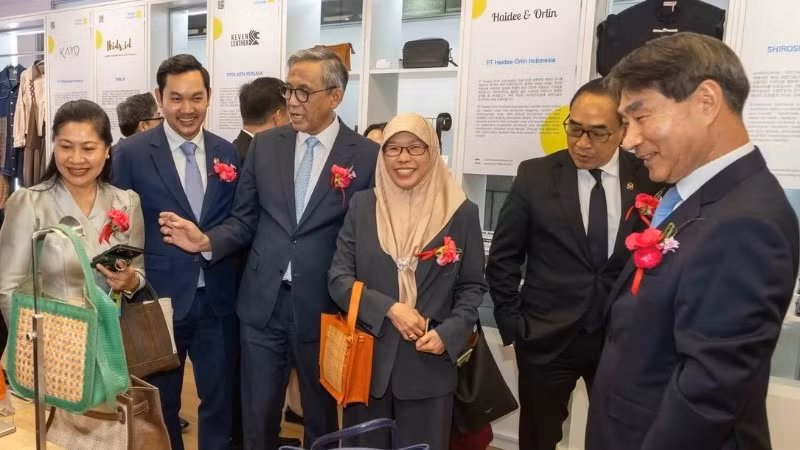 Đại sứ các nước tham quan các gian triển lãm tại lễ khai mạc Triển lãm Toàn cảnh ASEAN 2026 ngày 7/5. (Ảnh: Trung tâm Hàn Quốc-ASEAN)