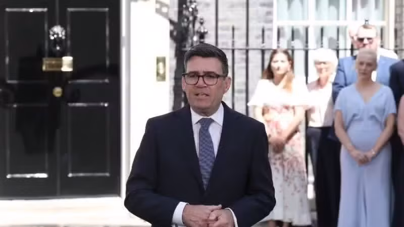 Thủ tướng Anh Andy Burnham trong bài phát biểu đầu tiên trước số 10 Phố Downing, London, ngày 20/7/2026. (Ảnh: THX/TTXVN)