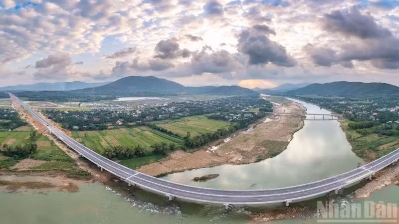 Dự án đường cao tốc đoạn Quảng Ngãi-Hoài Nhơn dài 88km, tổng mức đầu tư hơn 21.400 tỷ đồng, do Ban Quản lý dự án 2 (Bộ Xây dựng) làm chủ đầu tư. (Ảnh: HIỂN CỪ)