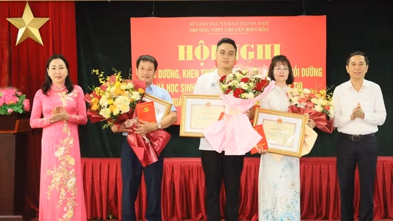Phó Bí thư Thường trực Tỉnh ủy và Phó Chủ tịch Ủy ban nhân dân tỉnh Hà Nam tặng hoa, Bằng khen của Chủ tịch Ủy ban nhân dân tỉnh cho giáo viên bồi dưỡng và học sinh đoạt Huy chương Vàng Olympic Hóa học quốc tế.