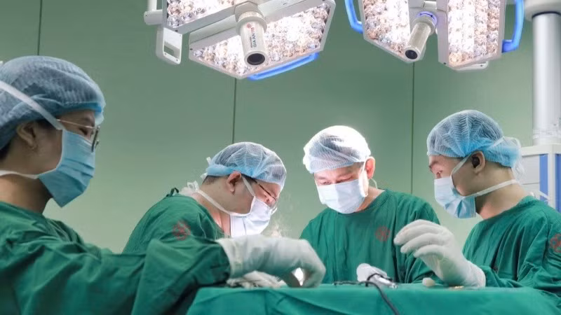 Ê-kíp phẫu thuật can thiệp ca bệnh. 