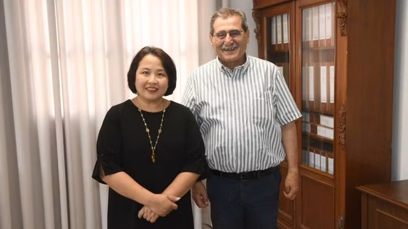 Đại sứ Việt Nam tại Hy Lạp Phạm Thị Thu Hương gặp Thị trưởng thành phố Patras, Kostas Peletidis. (Ảnh: Đại sứ  quán Việt Nam tại Hy Lạp)