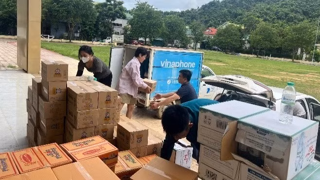 Những chuyến xe phủ màu xanh VNPT ngược dòng lũ hỗ trợ vận chuyển hàng cứu trợ, nước sạch, nhu yếu phẩm đến bà con gặp khó khăn.