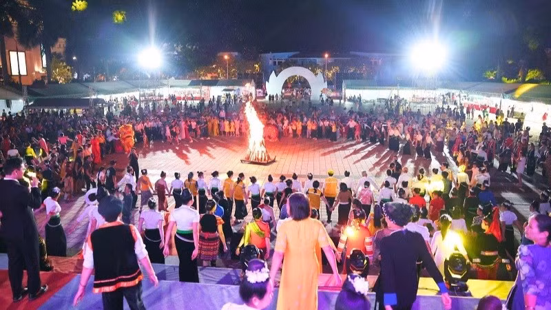 Vòng xòe đoàn kết tại chương trình bế mạc Festival Dân vũ năm 2026 thu hút đông đảo nhân dân, du khách tham gia. (Ảnh: Sở Văn hóa, Thể thao và Du lịch Điện Biên)
