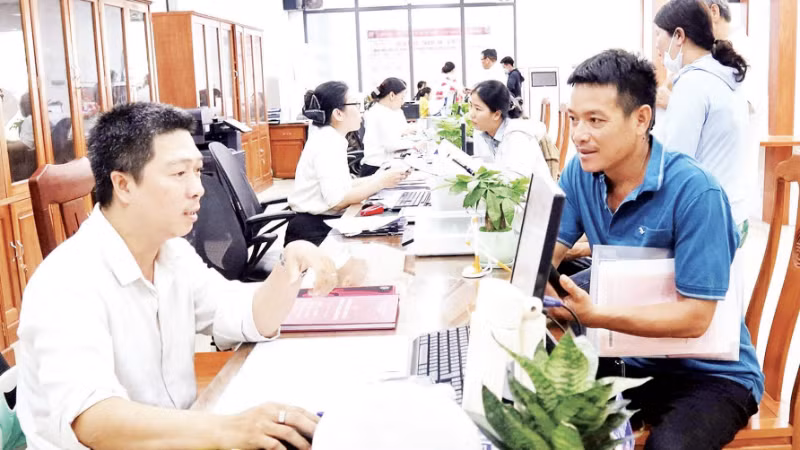 Công chức Trung tâm phục vụ Hành chính công phường Tuy Hòa, tỉnh Đắk Lắk giải quyết thủ tục hành chính cho người dân. (Ảnh: DƯƠNG LÊ)