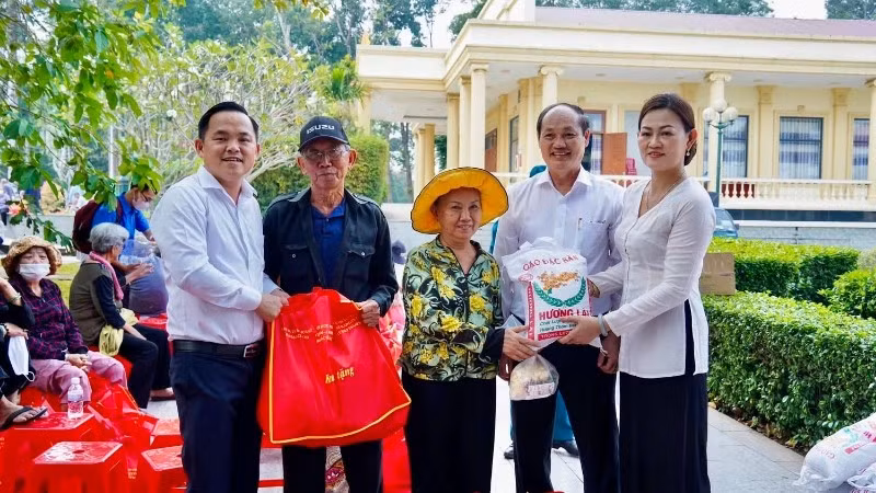 Đại diện các đơn vị trao quà cho người dân vùng "Đất thép thành đồng" Củ Chi. 