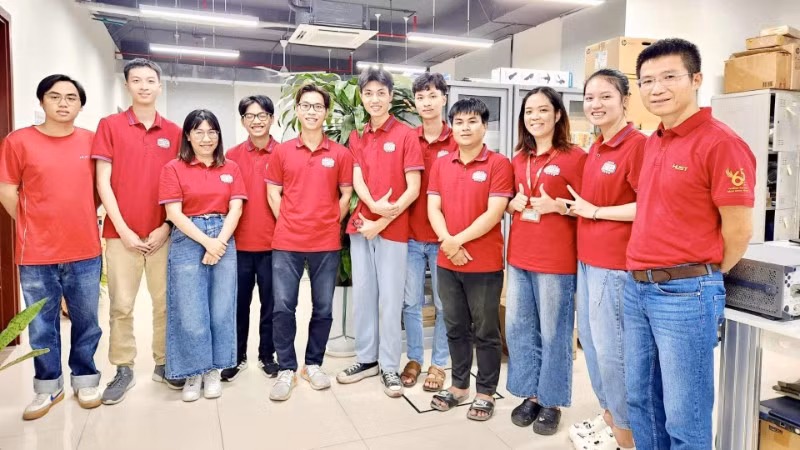 Phó Giáo sư, Tiến sĩ Lê Minh Thùy (đứng thứ ba từ trái sang) cùng sinh viên và học viên cao học Lab cảm biến.