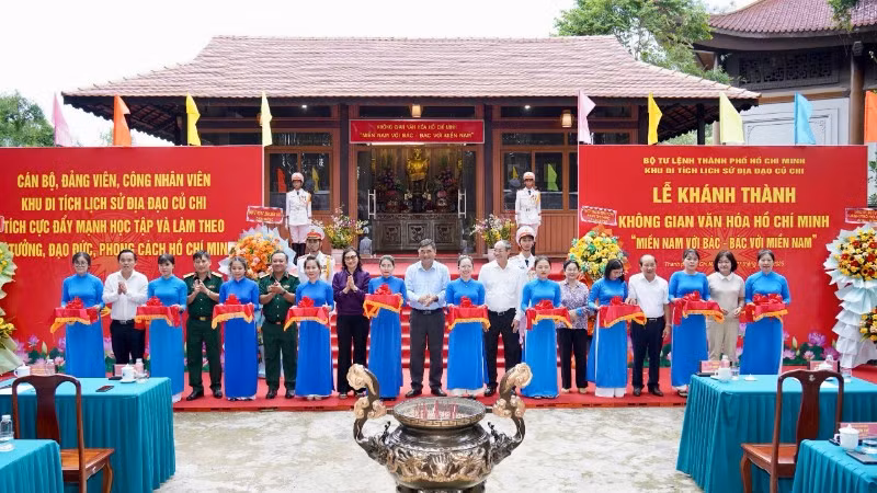 Đại biểu cắt băng khánh thành Không gian văn hóa Hồ Chí Minh tại Địa đạo Củ Chi.