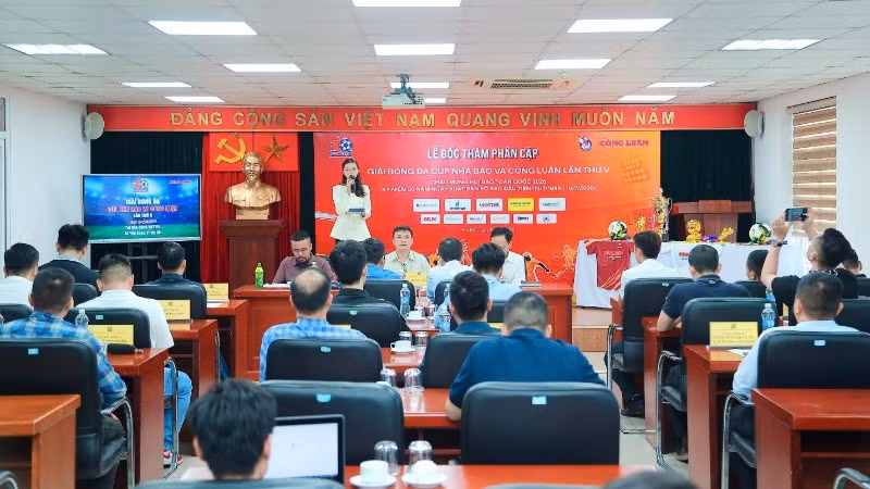 Quang cảnh bốc thăm phân cặp Giải bóng đá Cúp Nhà báo và Công luận lần thứ V. (Ảnh: TIẾN ĐẠT)