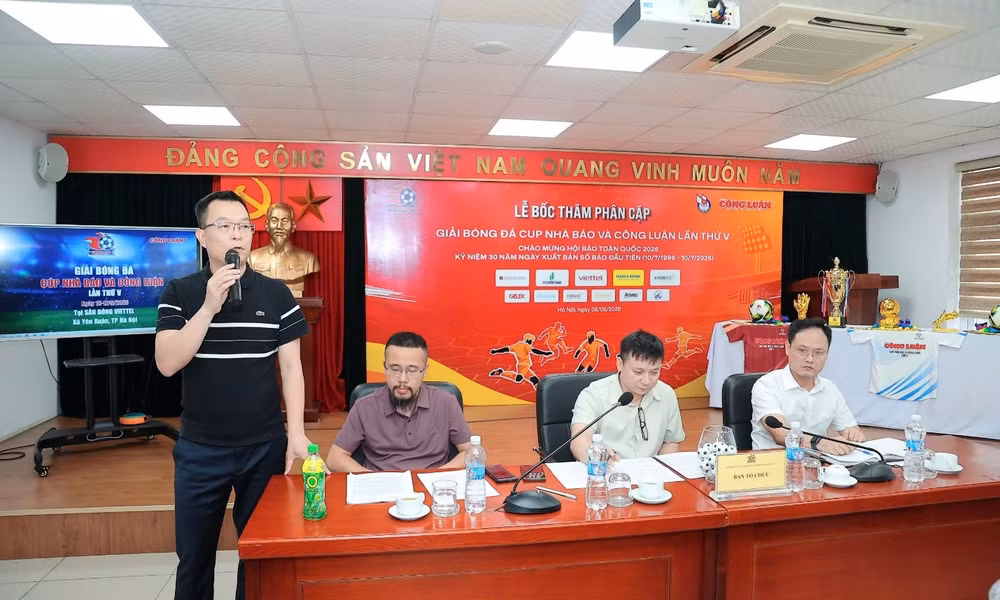 Nhà báo Vũ Đức Điển, Ủy viên Ban Biên tập, Phó Tổng thư ký Báo Nhà báo và Công luận, Phó Trưởng Ban Thường trực Giải bóng đá Cúp Nhà báo và Công luận lần thứ V, phát biểu. (Ảnh: TIẾN ĐẠT)