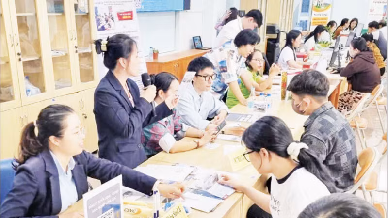 Người lao động tham gia buổi tư vấn, kết nối việc làm tại Trung tâm Dịch vụ việc làm Thành phố Hồ Chí Minh. (Ảnh: HOÀI THU)