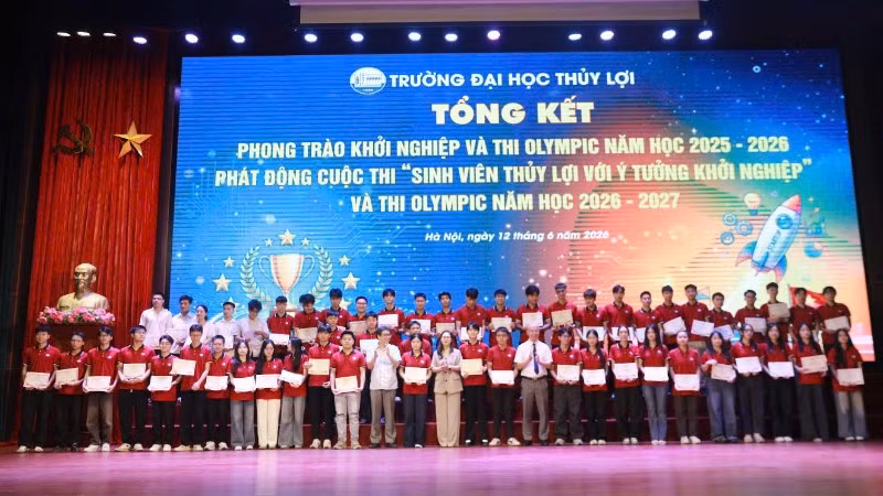 Khen thưởng sinh viên đạt giải khởi nghiệp và Olympic quốc gia. 